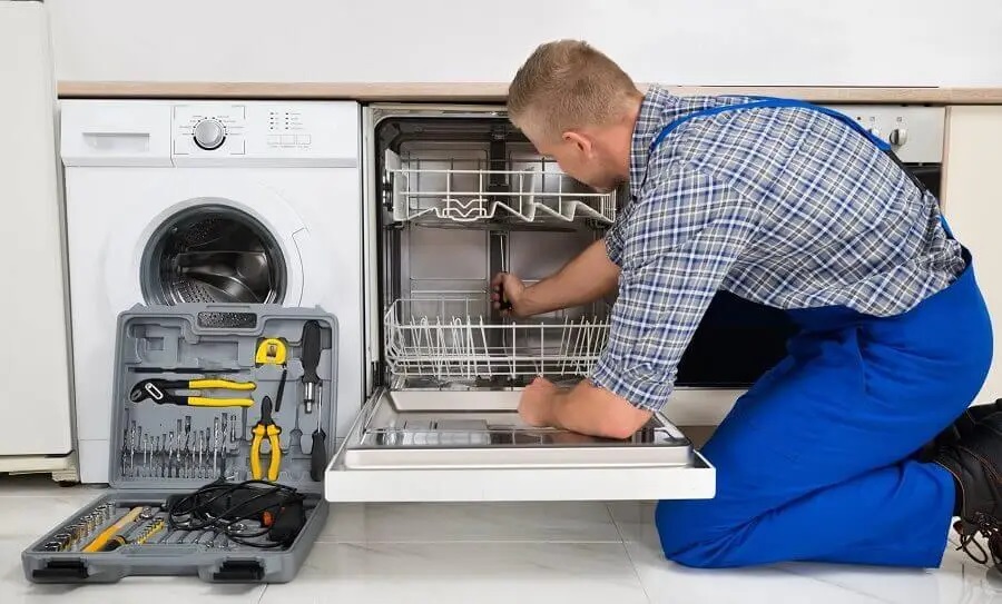 Kızılcahamam Electrolux servisi teknisyen ekibi beyaz eşya tamiri yaparken